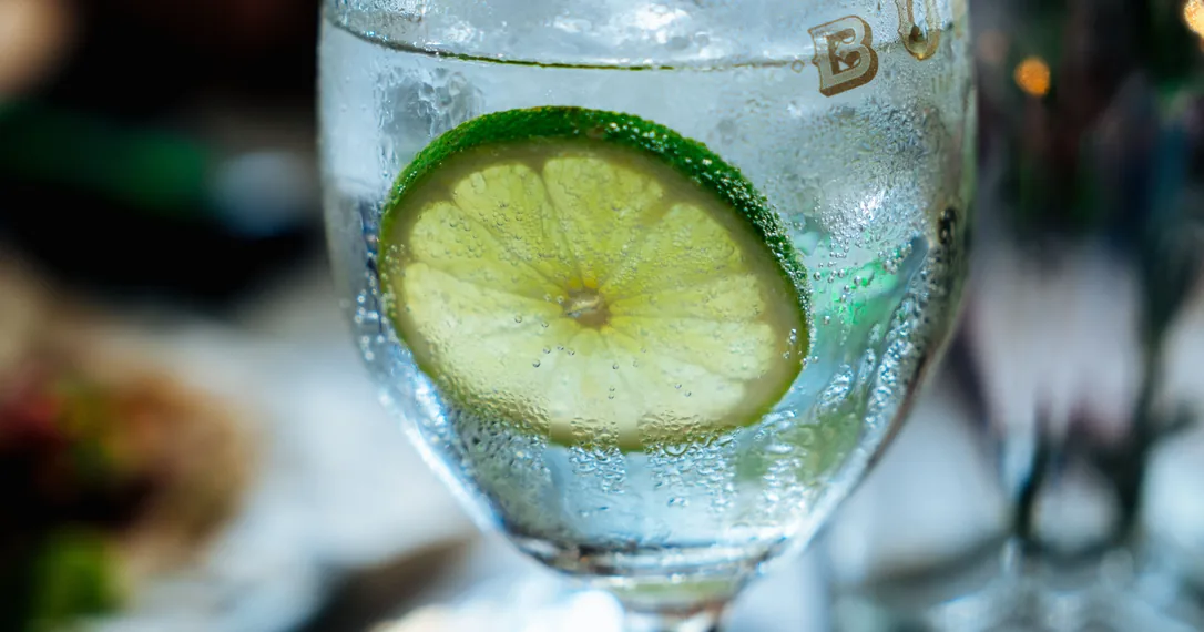 Su içme alışkanlığını temsil eden limonlu soğuk su