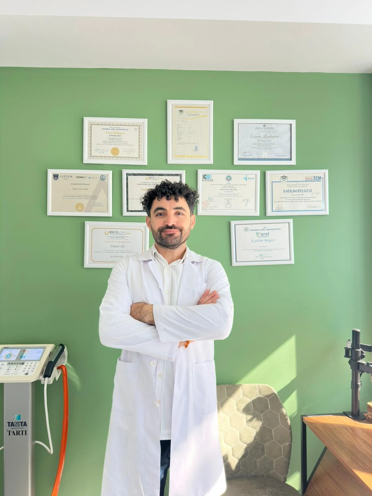 Uzman Diyetisyen Faysal Sili, çalışma odasında diploma ve sertifikalarının önünde